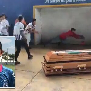 Μακάβριο αλλά συγκινητικό: 16χρονος δολοφονήθηκε και οι φίλοι του βάζουν γκολ με το… φέρετρό του (βίντεο)