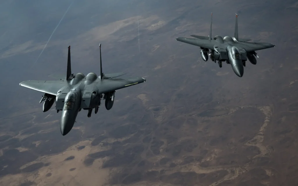 Οι ΗΠΑ βομβάρδισαν θέσεις του ISIS στη Συρία – Χτύπημα σε αποθήκη όπλων με 50 βόμβες