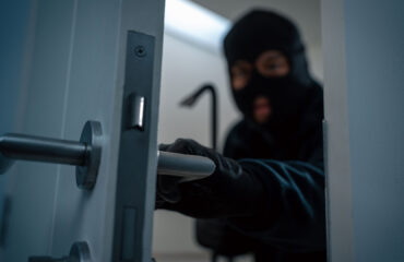 Τρόμος για ζευγάρι στα Μεσόγεια: Κουκουλοφόροι τους έδεσαν με χειροπέδες και τους άρπαξαν 65.000 ευρώ και κοσμήματα