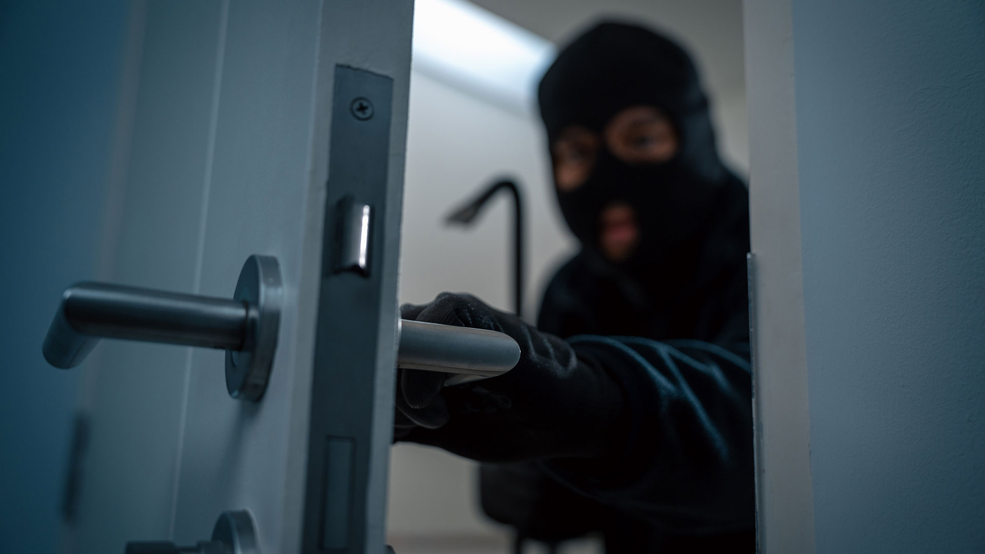 Τρόμος για ζευγάρι στα Μεσόγεια: Κουκουλοφόροι τους έδεσαν με χειροπέδες και τους άρπαξαν 65.000 ευρώ και κοσμήματα