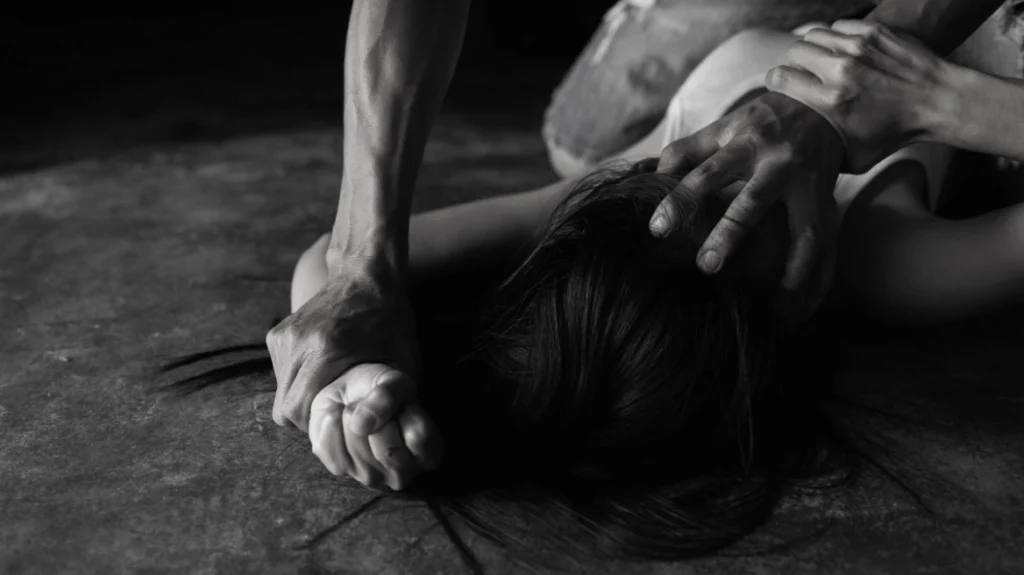 Φυλάκιση 3 χρόνων με αναστολή σε 23χρονο που βίασε τη σύντροφό του σε πάρτι στον Βόλο