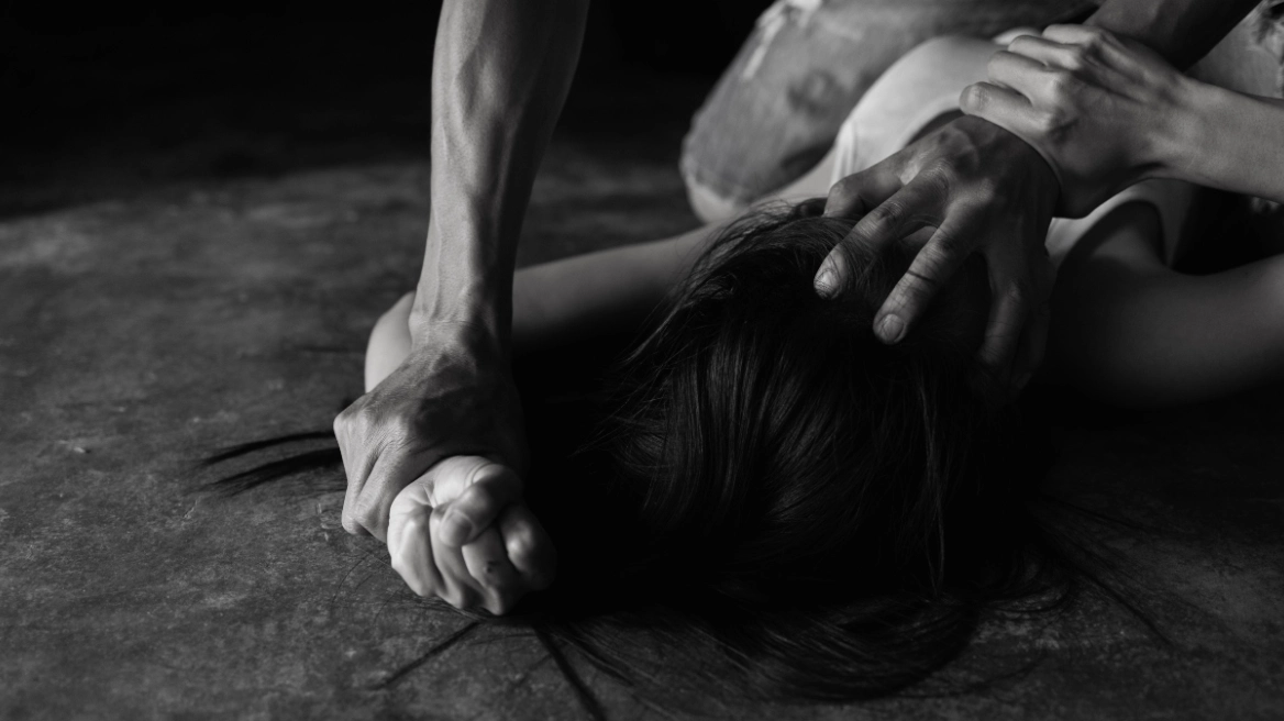 Φυλάκιση 3 χρόνων με αναστολή σε 23χρονο που βίασε τη σύντροφό του σε πάρτι στον Βόλο