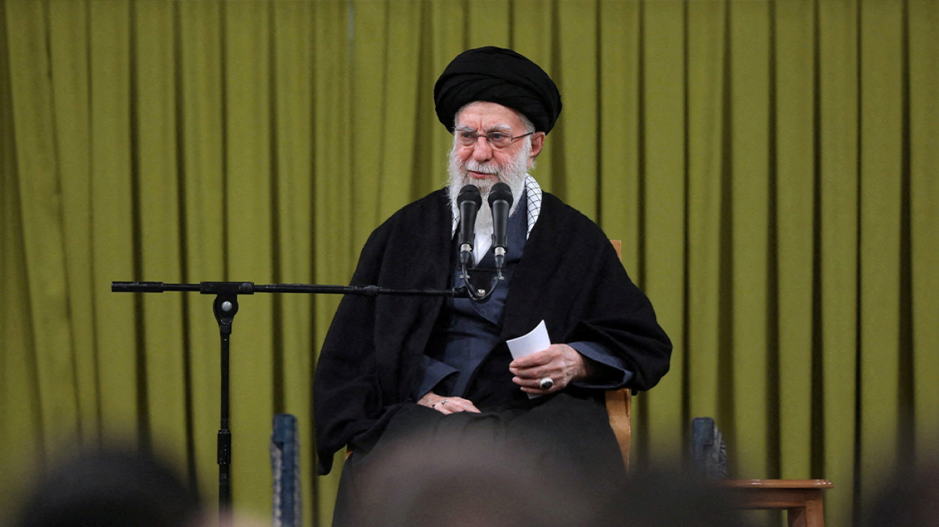 Ν.Τραμπ κατά Αγιατολάχ Χαμενεΐ: «Θα πρέπει τώρα να ανησυχεί πάρα πολύ»