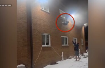 Βίντεο: Η δραματική διάσωση βρέφους από φλεγόμενο διαμέρισμα στο Μιλγουόκι των ΗΠΑ