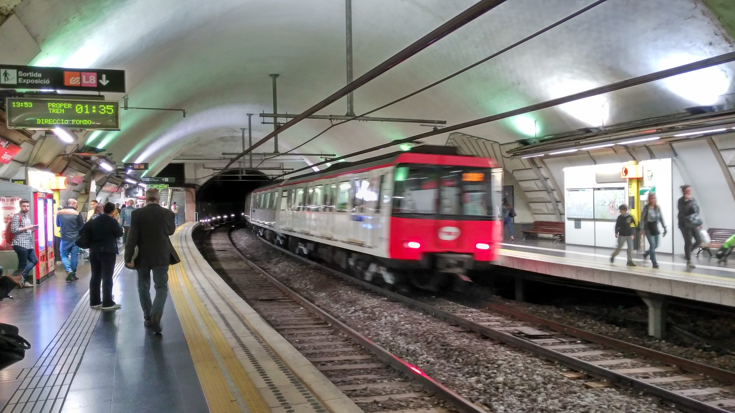 Bίντεο: Οι γυναίκες στην Βαρκελώνη δεν είναι ασφαλείς – Αλλοδαπός τις χτυπά αλύπητα σε στάση λεωφορείου!