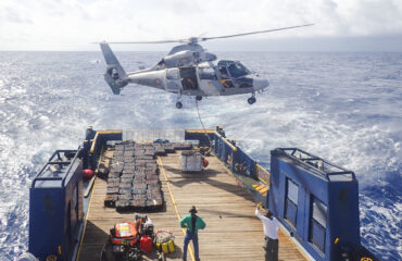 Γαλλία: Το Ναυτικό κατέσχεσε πάνω από 4 τόνους κοκαΐνης σε πλοίο στη γαλλική Πολυνησία