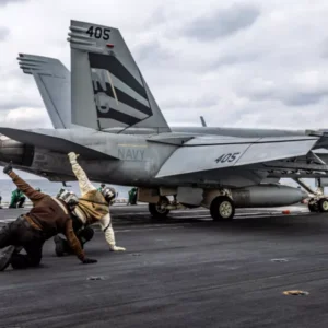 Η καθημερινότητα στο αεροπλανοφόρο Lincoln σε ένα time-lapse βίντεο