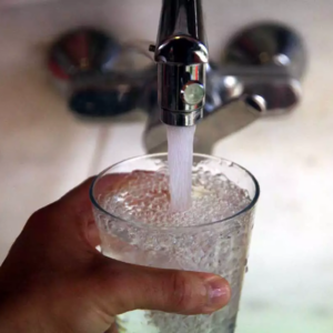 Σε απελπιστική κατάσταση η Αίγινα: Χωρίς πόσιμο νερό εδώ και 1,5 μήνα οι κάτοικοι