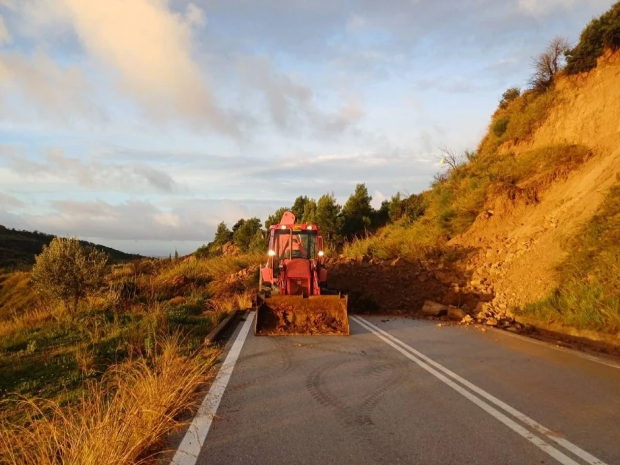Μεγάλη κατολίσθηση στην Hλεία λόγω της κακοκαιρίας: Κλειστός ο δρόμος Λάλα – Ολυμπίας