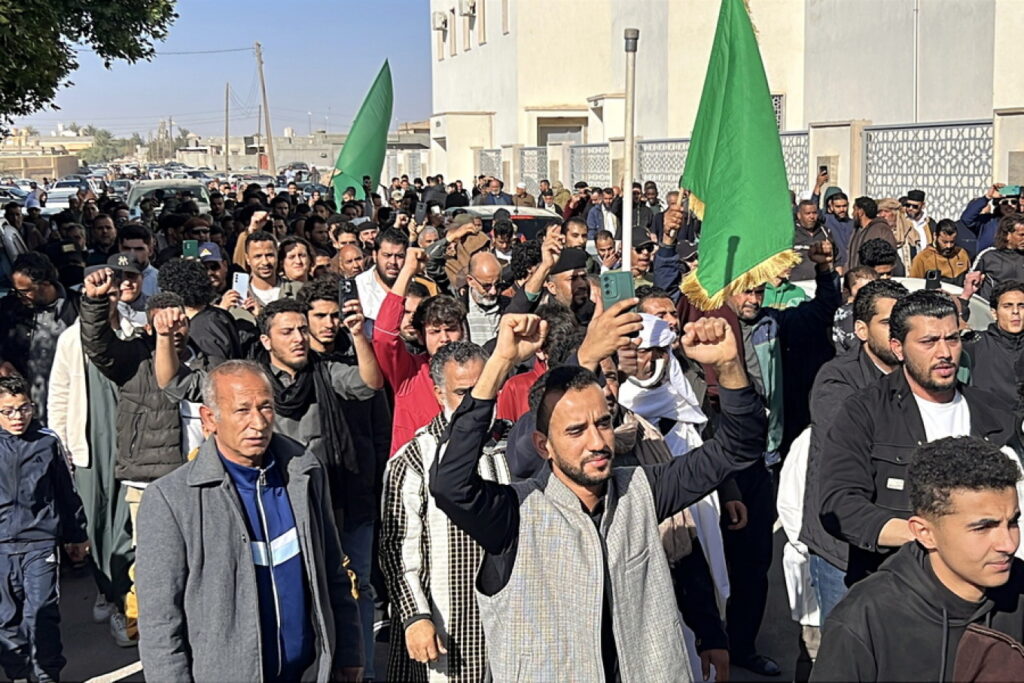 Χιλιάδες Λίβυων στην κηδεία του Σαΐφ αλ Ισλάμ Καντάφι που δολοφονήθηκε από οπλοφόρους