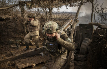 Βίντεο: Ουκρανοί στρατιώτες αναχαιτίζουν σήμα από drone και συνειδητοποιούν ότι πετάει προς το μέρος τους!
