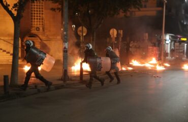 Η ανακοίνωση της Πρυτανείας του ΑΠΘ για τα επεισόδια ανάμεσα σε κουκουλοφόρους και ΜΑΤ έξω από τη Πολυτεχνική Σχολή