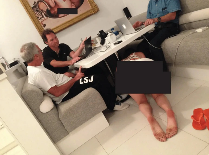 Ο Τ.Έπσταϊν σε νέα φωτογραφία μαζί με φίλους και μια ημίγυμνη γυναίκα να σέρνεται κάτω από το τραπέζι (φώτο)