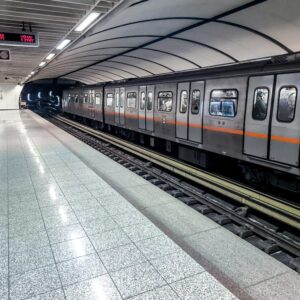 Ένταση στο Μετρό: Νεαρά άτομα ενεργοποίησαν τον μοχλό κινδύνου που βρίσκεται δίπλα στις πόρτες