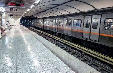 Ένταση στο Μετρό: Νεαρά άτομα ενεργοποίησαν τον μοχλό κινδύνου που βρίσκεται δίπλα στις πόρτες