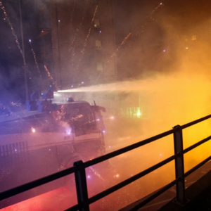 Σοβαρά επεισόδια στο Μιλάνο: Κροτίδες και δακρυγόνα μεταξύ αστυνομίας και διαδηλωτών (φώτο-βίντεο)