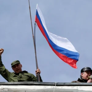 Ρώσοι στρατιώτες ύψωσαν τη ρωσική σημαία στο Μποντάρνογιε στην περιφέρεια Ντόνετσκ (φωτο)