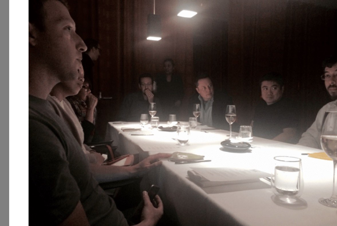 Φωτογραφία από δείπνο με προσωπικότητες της τεχνολογίας που συμμετείχε και ο Τζ.Επστάιν