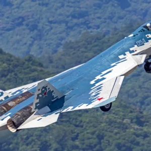 Εμφανίστηκαν τα πρώτα Su-57E στην Αλγερία – Θα βρεθούν απέναντι στα δυτικά μαχητικά