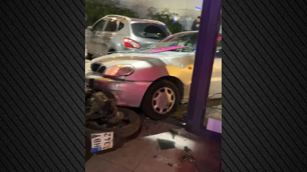 Αφού παρέσυρε μηχανή κατέληξε μέσα σε ίντερνετ-καφέ στον Άγιο Δημήτριο (βίντεο)