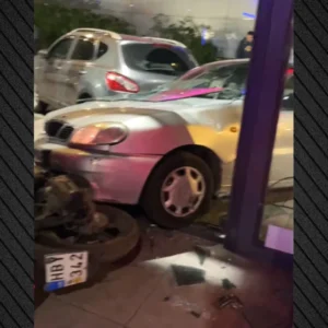 Αφού παρέσυρε μηχανή κατέληξε μέσα σε ίντερνετ-καφέ στον Άγιο Δημήτριο (βίντεο)