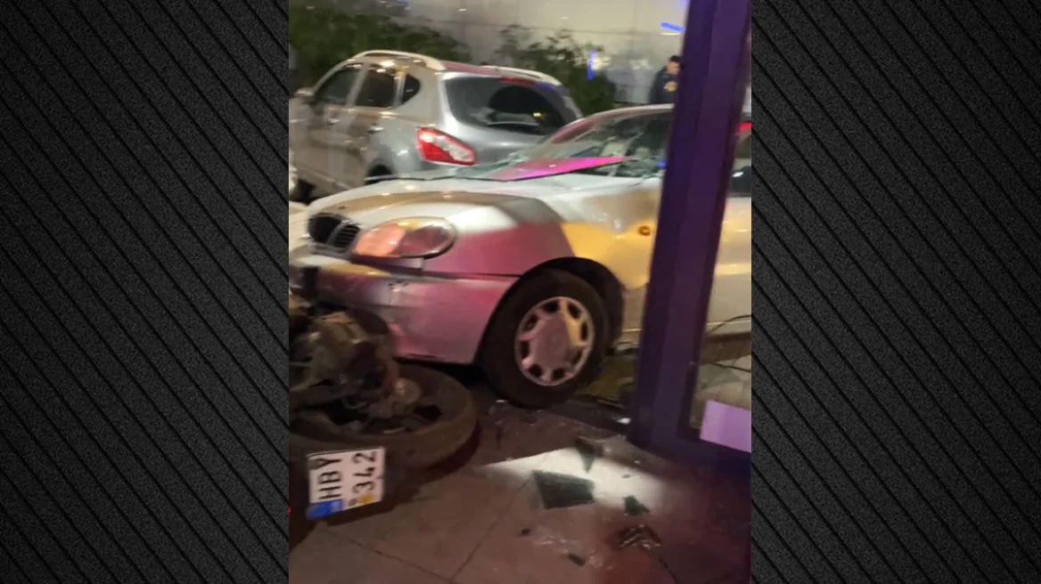 Αφού παρέσυρε μηχανή κατέληξε μέσα σε ίντερνετ-καφέ στον Άγιο Δημήτριο (βίντεο)