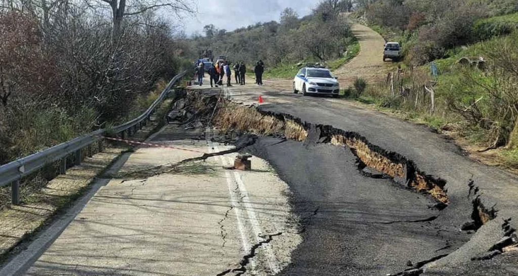Αρχαία Ολυμπία: Aποκλεισμένη η Δίβρη λόγω καθίζησης του οδοστρώματος στην Εθνική