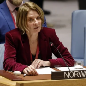 Το σκάνδαλο Επστάιν σκεπάζει και τη Νορβηγία: Μέτα τον πρώην πρωθυπουργό στο στόχαστρο και Νορβηγίδα διπλωμάτης