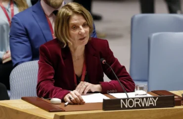 Το σκάνδαλο Επστάιν σκεπάζει και τη Νορβηγία: Μέτα τον πρώην πρωθυπουργό στο στόχαστρο και Νορβηγίδα διπλωμάτης