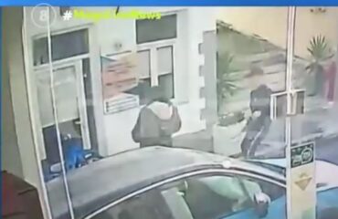 Πύλος: Βίντεο ντοκουμέντο από την στιγμή που ο 25χρονος Αλβανός επιτίθεται με γκλοπ στον κουρέα!