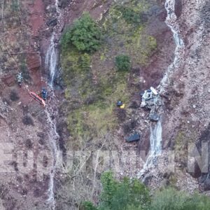 Καρπενήσι: Ακέφαλη και χωρίς ρούχα η σορός που βρέθηκε μέσα στο ΙΧ που έπεσε σε γκρεμό 300 μέτρων (βίντεο)