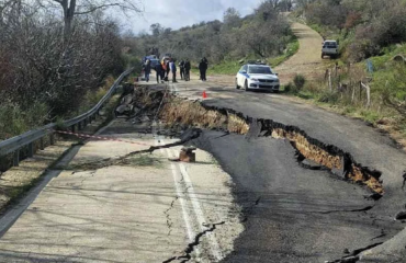 «Κόπηκε» στα δύο η Πατρών – Τριπόλεως λόγω της καθίζησης: Οι κάτοικοι μεταφέρουν με τα πόδια τρόφιμα