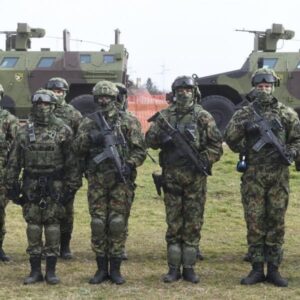 Mέλη των ειδικών δυνάμεων της Σερβίας ασπάζονται ορθόδοξη εικόνα πριν από διαγωνισμό βολής στα ΗΑΕ (φωτο)