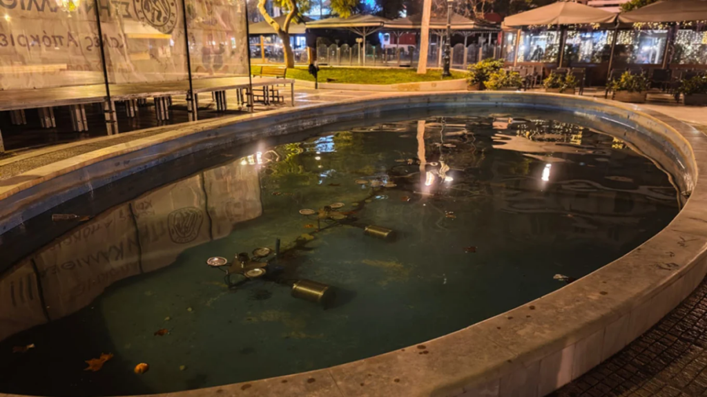 Καλλιθέα: Για 40 λεπτά έκαναν ΚΑΡΠΑ στο κορίτσι που έπεσε στο σιντριβάνι – Συνελήφθησαν οι γονείς