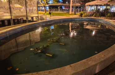 Καλλιθέα: Για 40 λεπτά έκαναν ΚΑΡΠΑ στο κορίτσι που έπεσε στο σιντριβάνι – Συνελήφθησαν οι γονείς