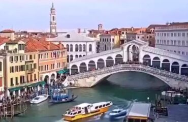 Βενετία: Ταχύπλοο συγκρούστηκε με γόνδολες και χτύπησε στη γέφυρα του Ριάλτο! (βίντεο)