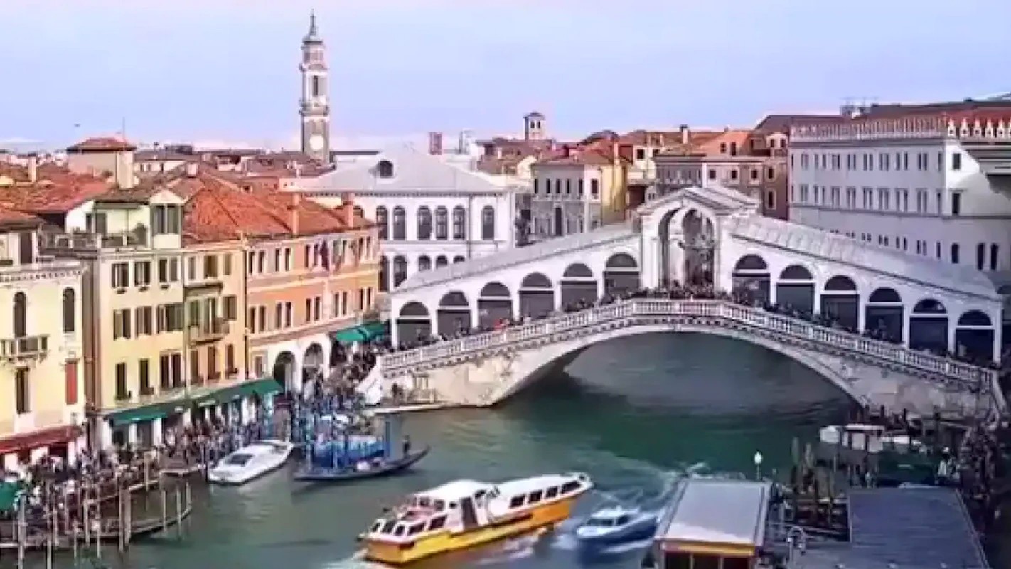 Βενετία: Ταχύπλοο συγκρούστηκε με γόνδολες και χτύπησε στη γέφυρα του Ριάλτο! (βίντεο)