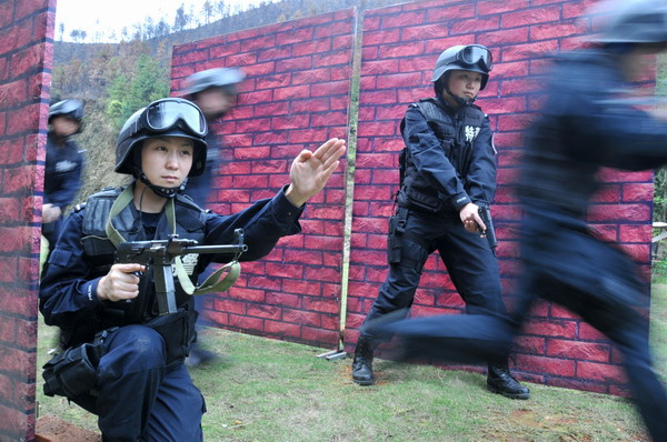 Βίντεο: Γυναικεία ομάδα SWAT από την Κίνα «διαλύει» ανδρική ομάδα SWAT από την Ινδία