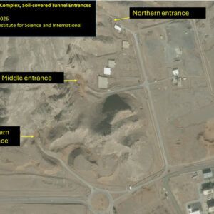 Το Ιράν προετοιμάζεται για επίθεση από τις ΗΠΑ: Καλυμμένες με χώμα οι είσοδοι στον πυρηνικό σταθμό του Ισφαχάν