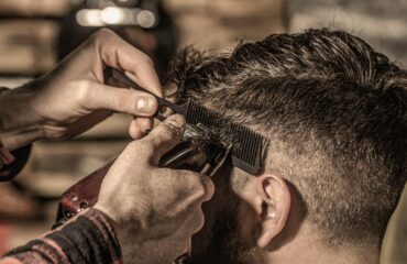 «Ήμουν νευριασμένος»: Tι υποστήριξε ο 25χρονος Αλβανός για την επίθεση με γκλοπ σε κουρέα στην Πύλο