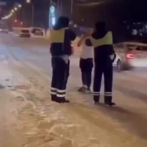 Βίντεο: Απειλεί με μαχαίρι αστυνομικούς στην Μόσχα και «εισπράττει» πυροβολισμούς και κλοτσιές!