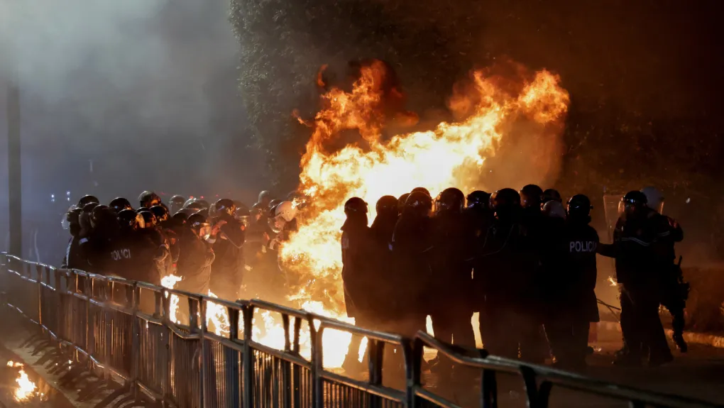 Αλβανία: Σοβαρά επεισόδια μεταξύ διαδηλωτών και αστυνομικών δυνάμεων – Ζητούν την παραίτηση της αντιπροέδρου