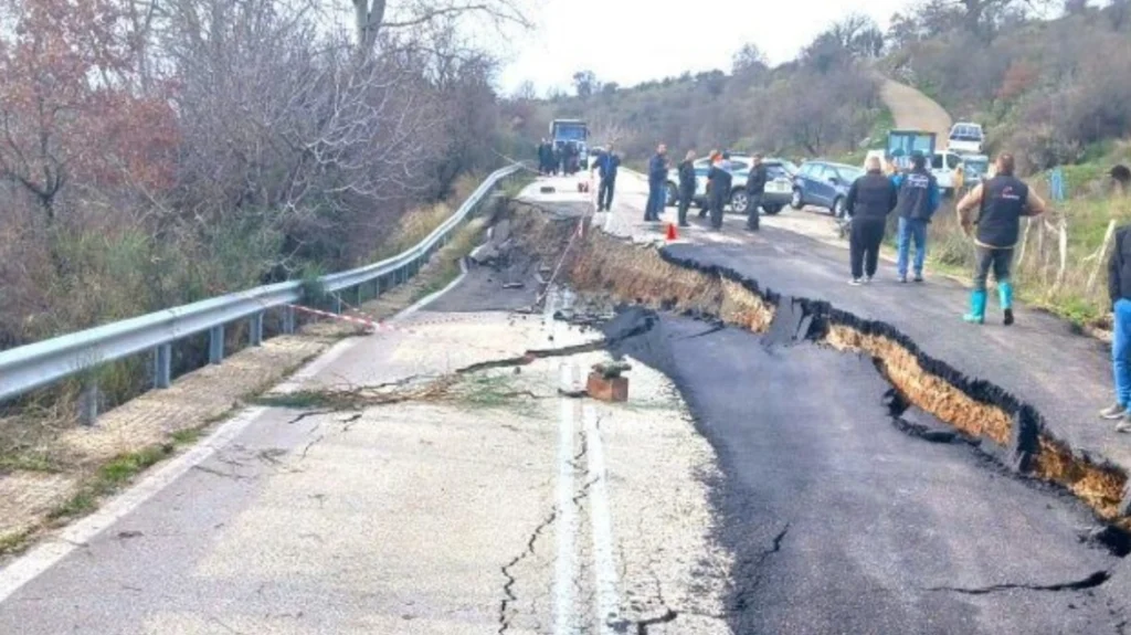 Κλειστή παραμένει η εθνική οδός Πατρών – Τριπόλεως στο ύψος της Δίβρης λόγω της σοβαρής καθίζησης