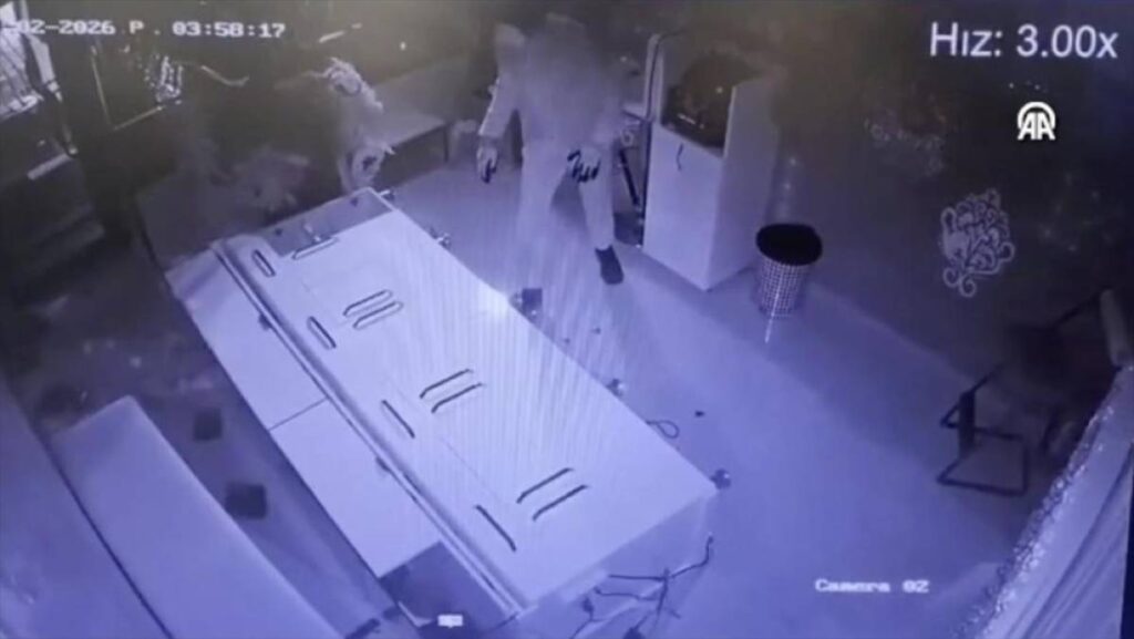 Βίντεο: 26χρονος εισέβαλε σε κοσμηματοπωλείο στην Τουρκία με κλαρκ και διέφυγε με… γαϊδούρι!