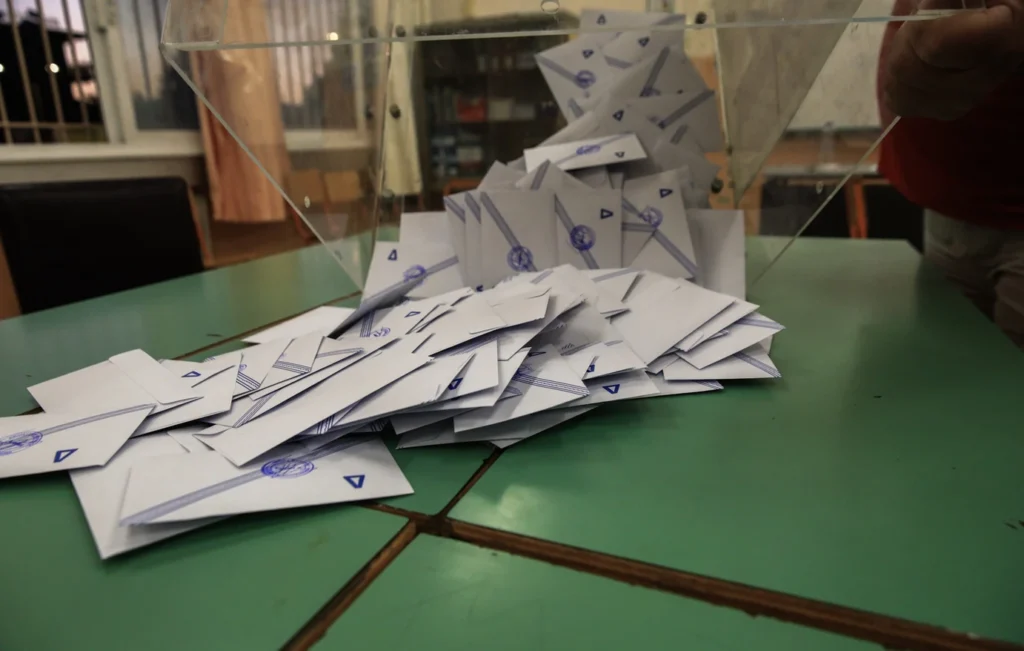 Δημοσκόπηση RealPolls με ερωτήματα για κόμματα Μ.Καρυστιανού και Α.Τσίπρα