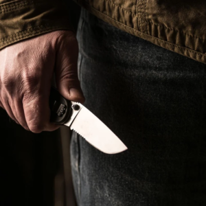 «Πανικός» στη Λάρισα: Άνδρας κυνηγούσε παιδιά με μαχαίρι