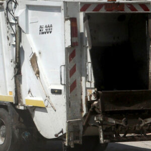 Τροχαίο ατύχημα στην Περιφερειακή Αιγάλεω: Εξετράπη της πορείας του απορριμματοφόρο