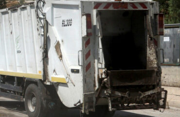 Τροχαίο ατύχημα στην Περιφερειακή Αιγάλεω: Εξετράπη της πορείας του απορριμματοφόρο