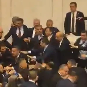 Άγριο ξύλο μεταξύ βουλευτών στην τουρκική βουλή κατά την ορκωμοσία των νέων υπουργών Δικαιοσύνης και Εσωτερικών