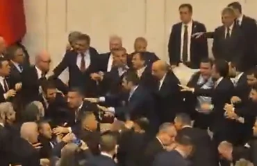 Άγριο ξύλο μεταξύ βουλευτών στην τουρκική βουλή κατά την ορκωμοσία των νέων υπουργών Δικαιοσύνης και Εσωτερικών